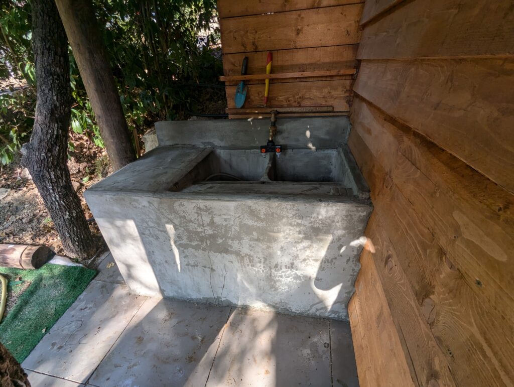 Ajoutez une touche de praticité à votre espace extérieur avec ce lavabo intégré dans un abri de jardin sur-mesure. Conçu pour allier fonctionnalité et esthétique, cet aménagement unique transforme votre abri de jardin en un espace polyvalent, idéal pour les activités de jardinage ou de bricolage en toute simplicité.