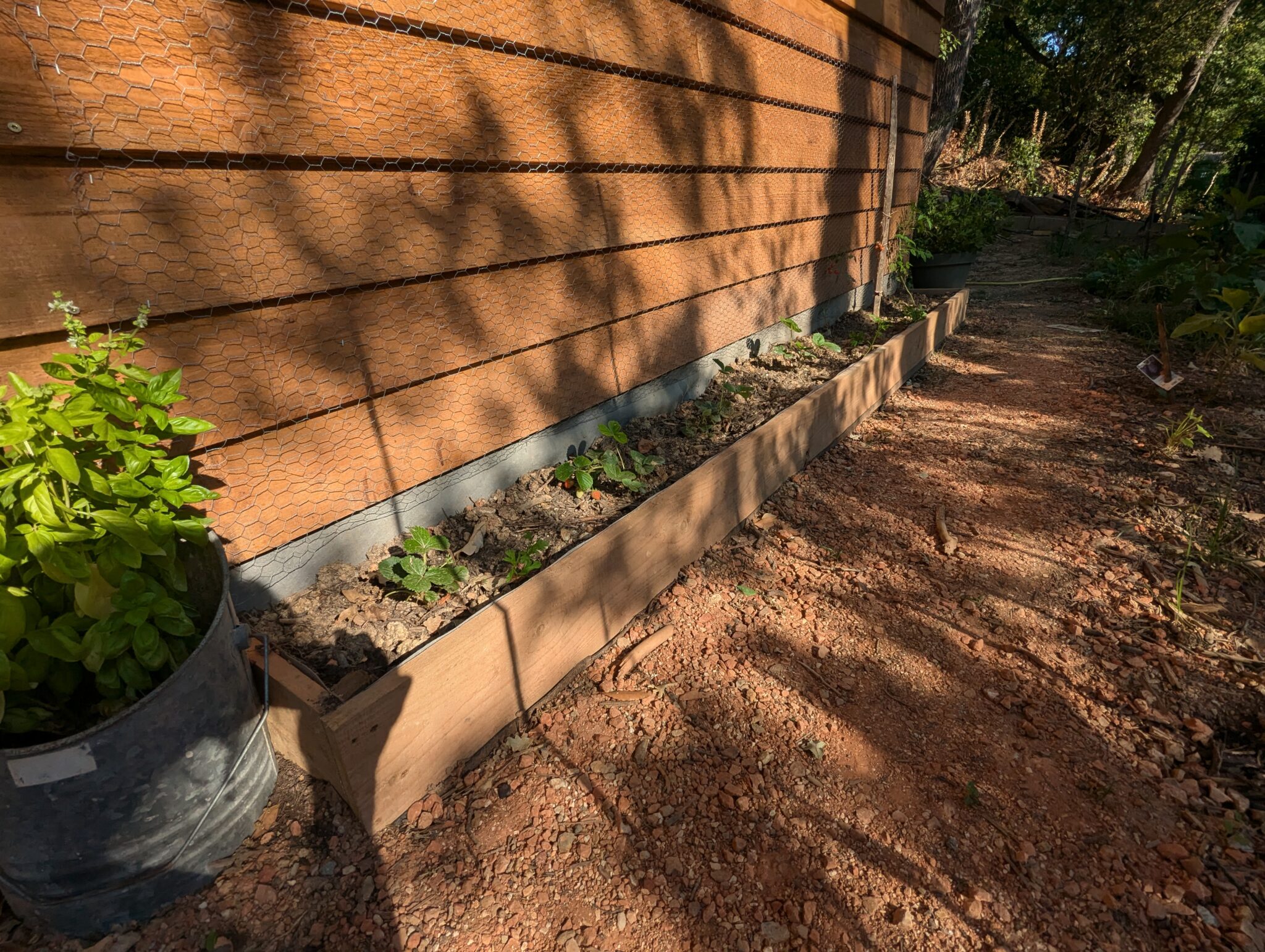 Transformez votre espace extérieur avec ce bac de jardin sur-mesure, parfaitement adapté à vos exigences de plantation. Construit avec des matériaux solides et résistants, ce bac personnalisé s'harmonise avec tous les styles de jardins ou de terrasses, vous offrant une solution élégante et fonctionnelle pour cultiver vos plantes préférées.