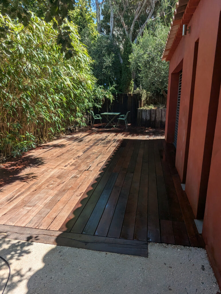 Redonnez vie à votre espace extérieur avec notre service de nettoyage de terrasse. Éliminez saletés, mousses et taches tenaces pour retrouver une terrasse propre et accueillante. Notre méthode de nettoyage professionnelle assure un résultat impeccable, prolongeant la durée de vie de vos surfaces extérieures tout en améliorant l'esthétique de votre jardin.